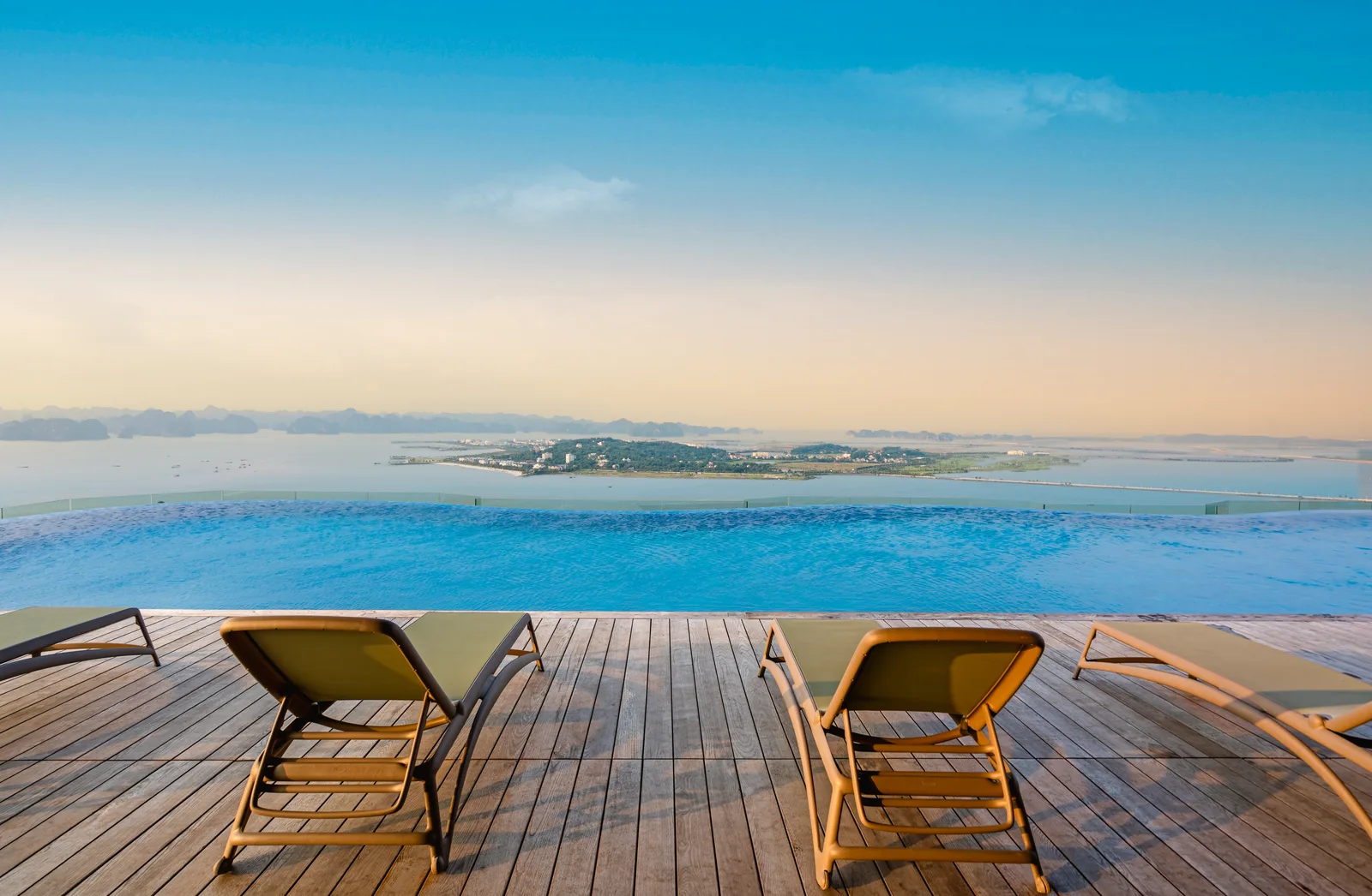 Bể bơi vô cực tầng 40 khách sạn À La Carte Halong Bay nhìn ra vịnh Hạ Long