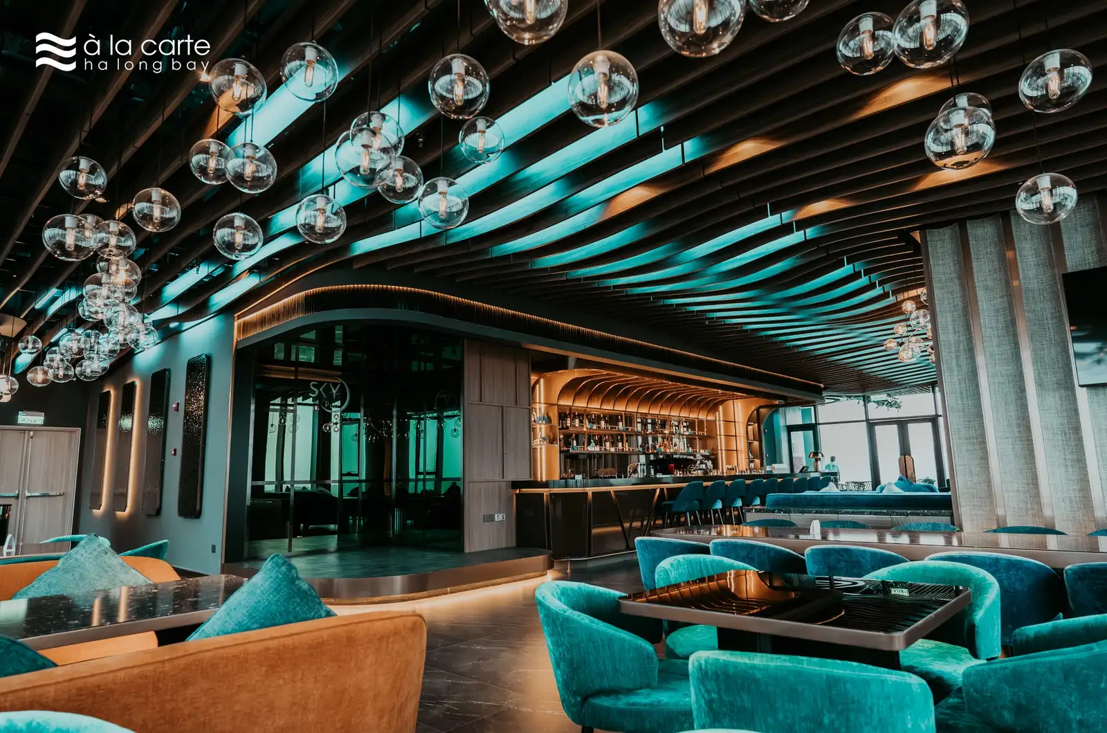 Sky Pub tầng 40 khách sạn À La Carte Halong Bay về đêm