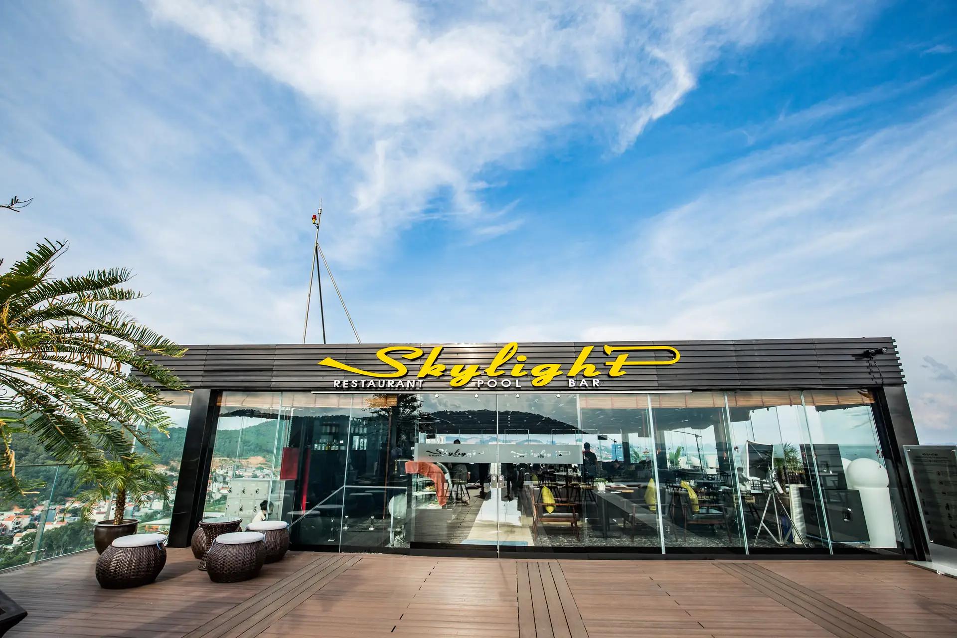 Skylight Restaurant Pool Bar Central Luxury Hạ Long