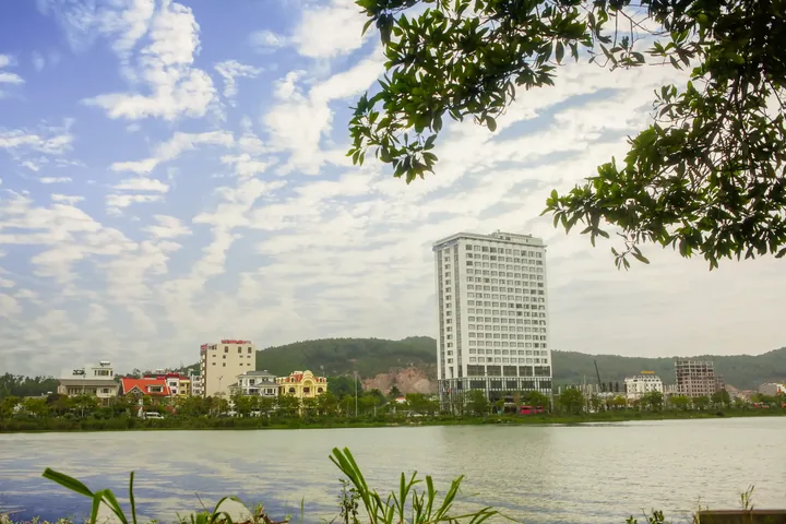 Toàn cảnh khách sạn Central Luxury Hạ Long ban ngày