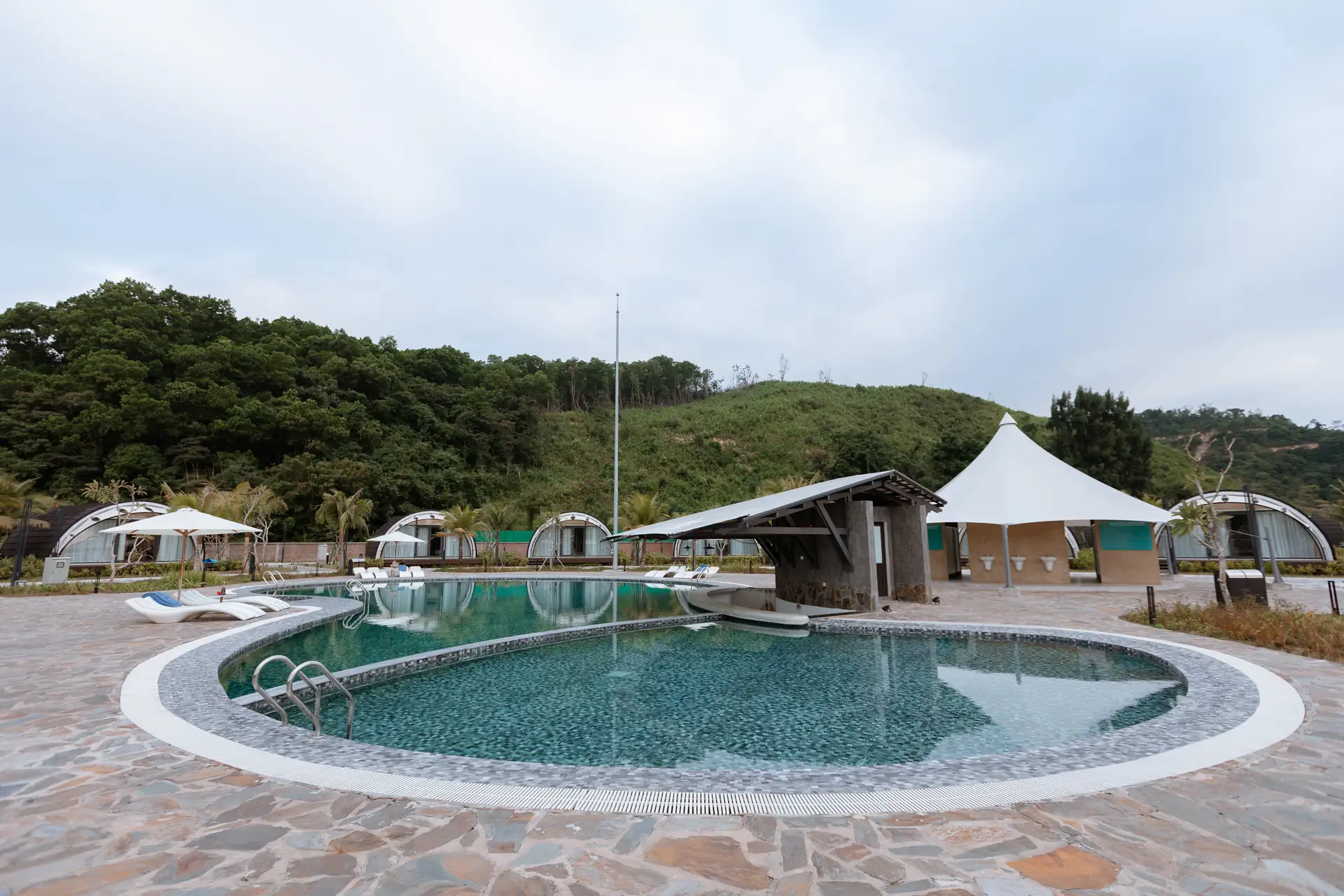 Bể bơi trung tâm Đầu Rồng Resort