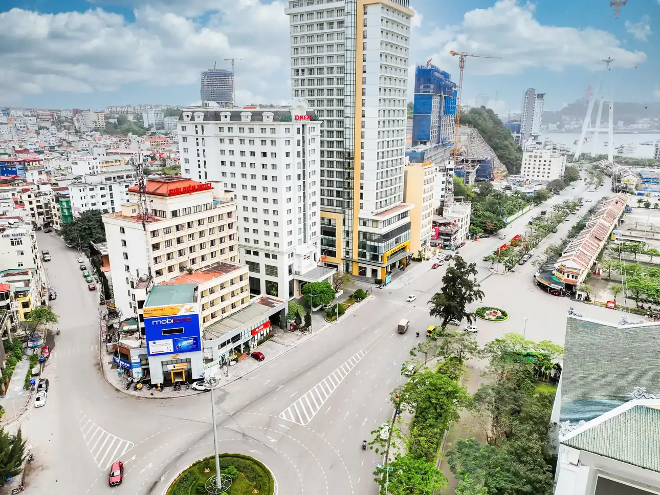 Khách sạn Hạ Long Dream Hotel nhìn từ đường Hạ Long