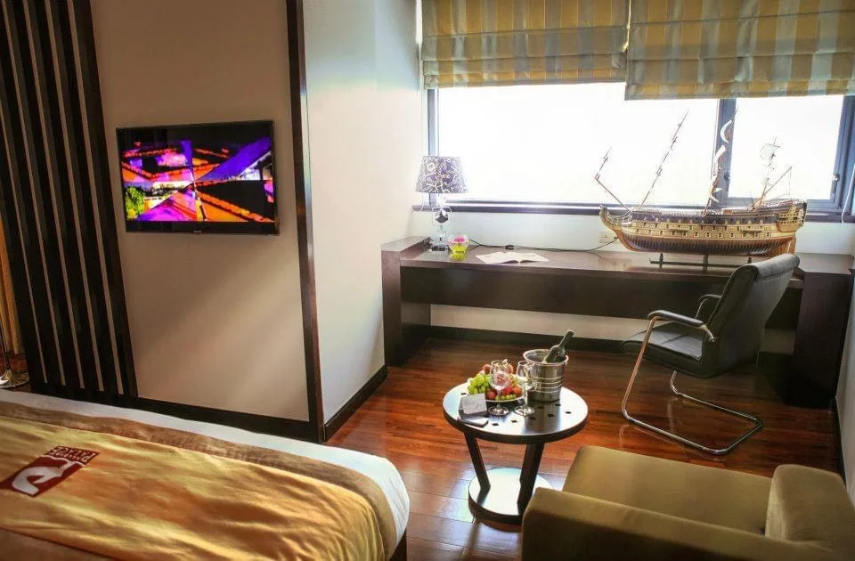 Phòng Suite Khách sạn Hạ Long Palace có phòng khách riêng