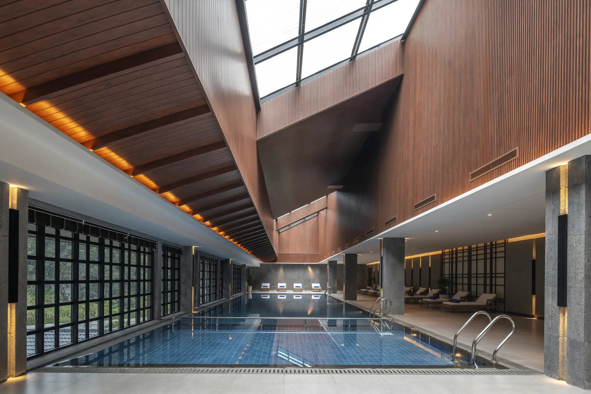 Bể bơi trong nhà Hilton Quang Hanh Onsen Resort