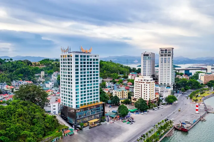 Toàn cảnh ban ngày khách sạn Mường Thanh Grand Bãi Cháy bên vịnh Hạ Long