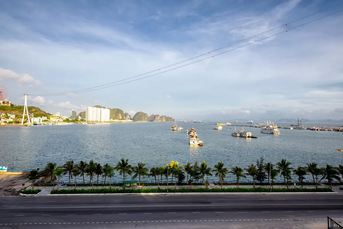 View vịnh Hạ Long từ phòng nghỉ khách sạn Mường Thanh Grand Bãi Cháy