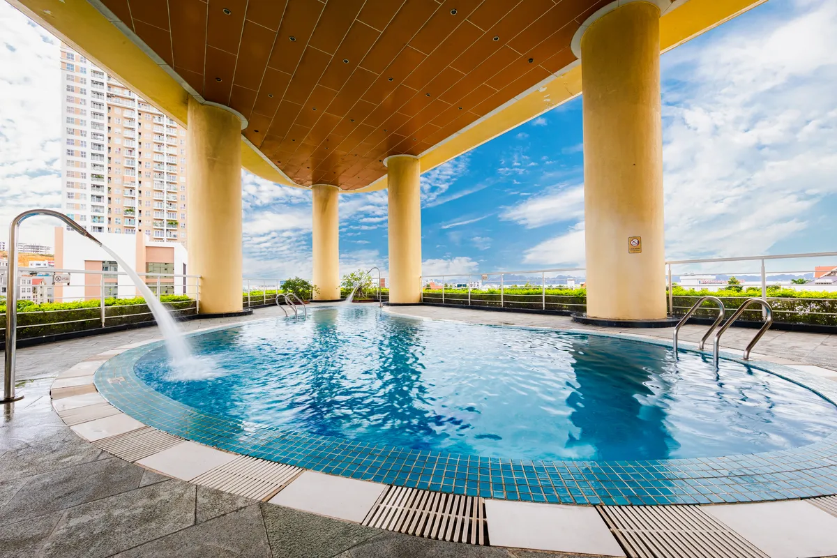 Hồ bơi khách sạn Mường Thanh Grand Hạ Long