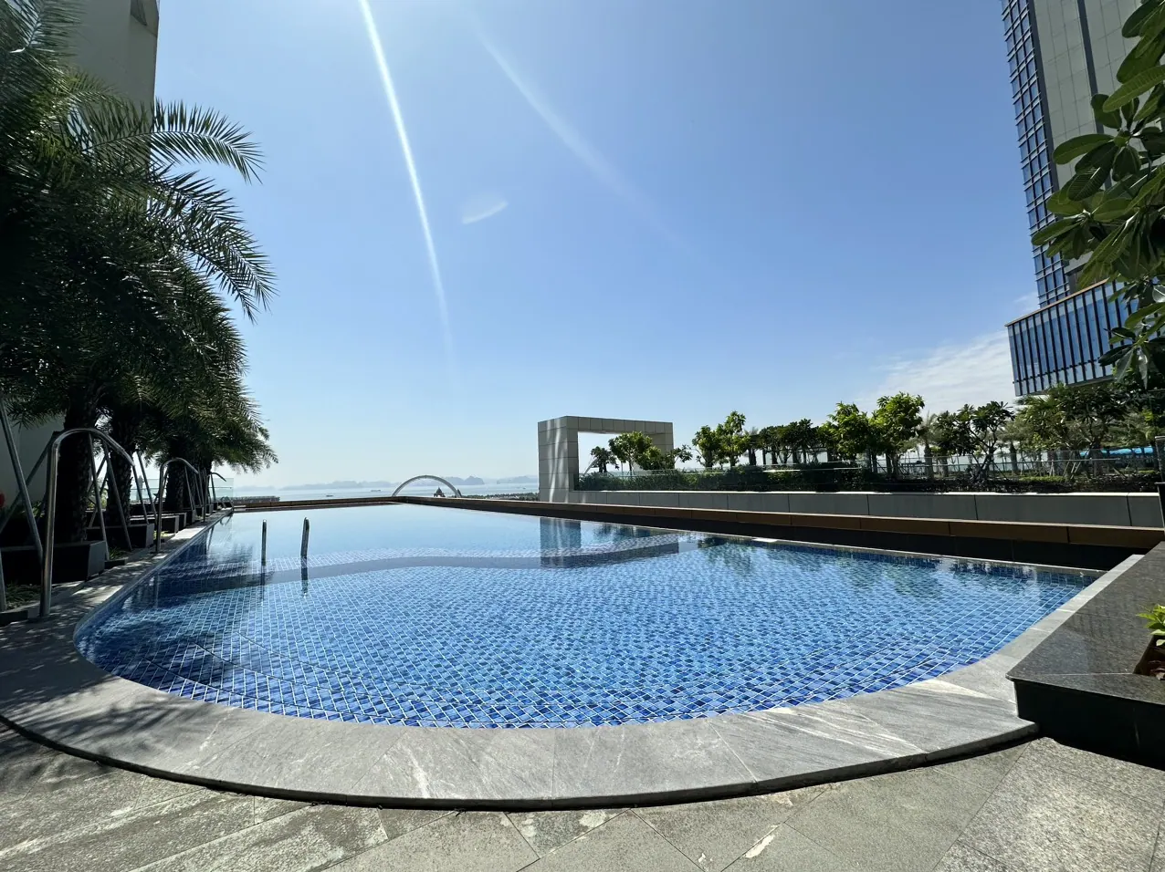 Bể bơi khách sạn Mường Thanh Luxury Hạ Long Residence
