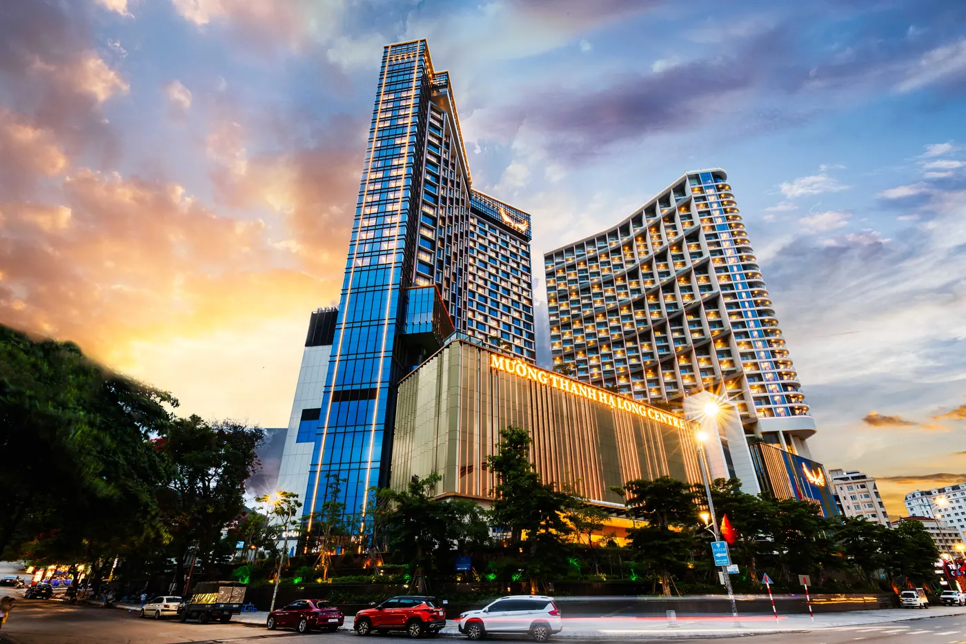 Mặt tiền khách sạn Mường Thanh Luxury Hạ Long Residence lúc hoàng hôn