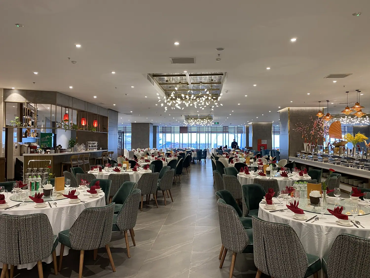 Nhà hàng Quảng La tầng 5 khách sạn Mường Thanh Luxury Hạ Long Residence view vịnh Hạ Long