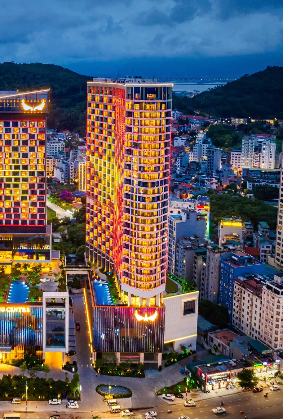 Khách sạn Mường Thanh Luxury Hạ Long Residence lung linh về đêm bên vịnh Hạ Long