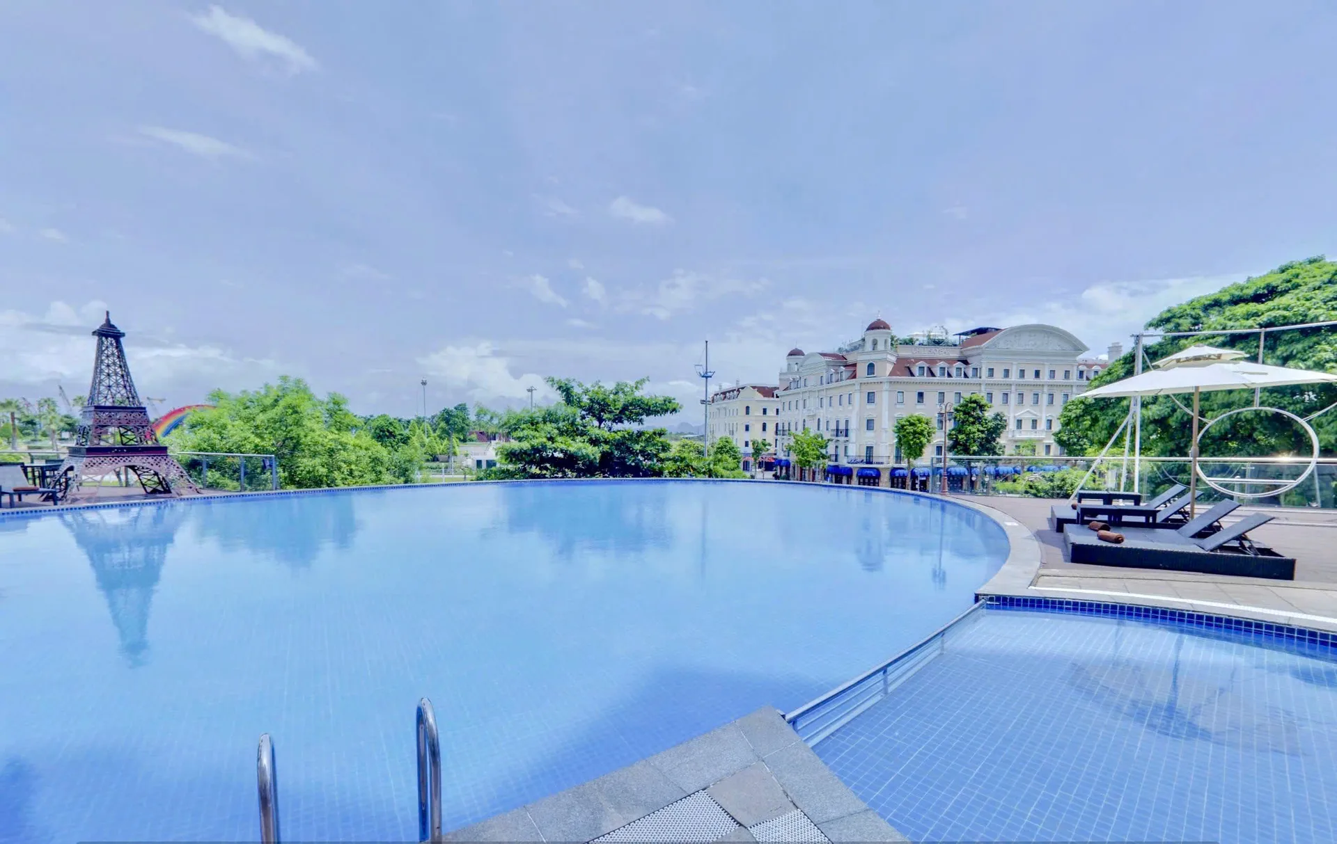 Bể bơi ngoài trời khách sạn Novotel Hạ Long Bay