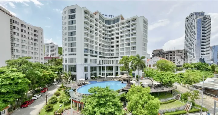 Toàn cảnh khách sạn Novotel Hạ Long Bay ban ngày