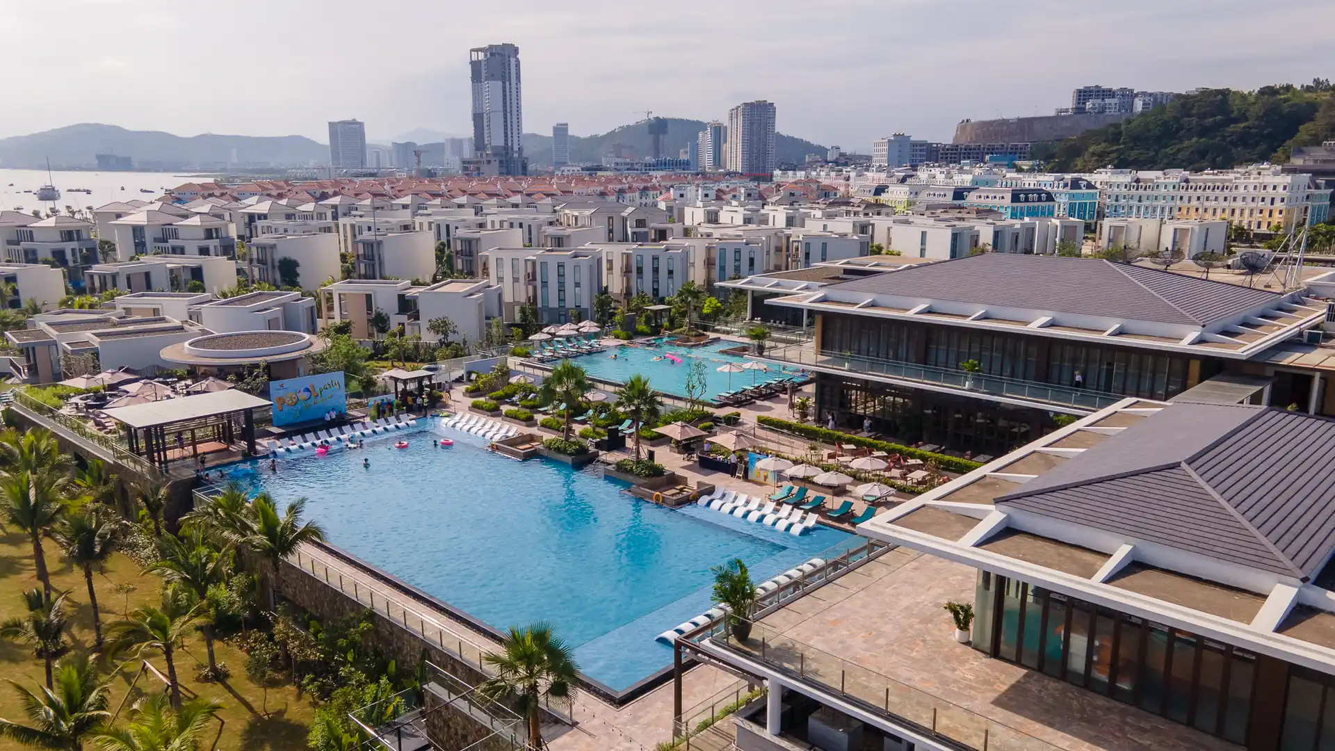 Toàn cảnh Oakwood Ha Long nhìn từ trên cao