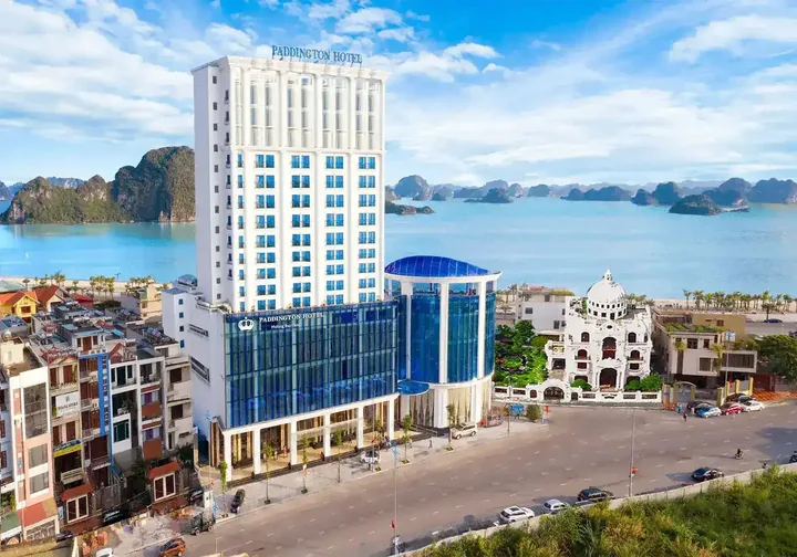 Toàn cảnh khách sạn Paddington Hotel Halong Bayview view vịnh Hạ Long