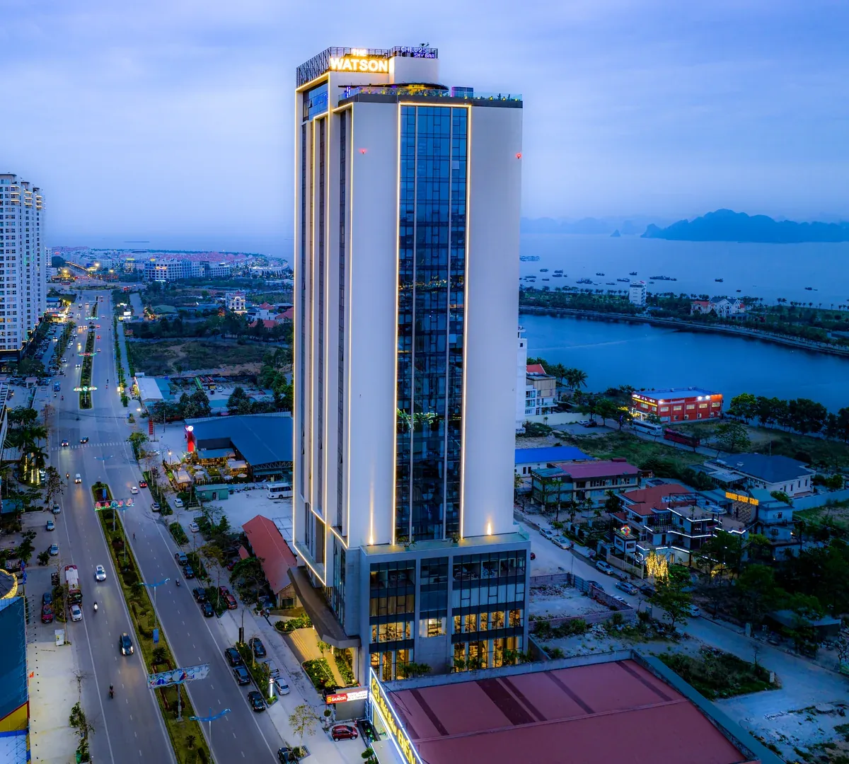 Toàn cảnh ban ngày khách sạn The Watson Premium Halong 25 tầng bên vịnh Hạ Long