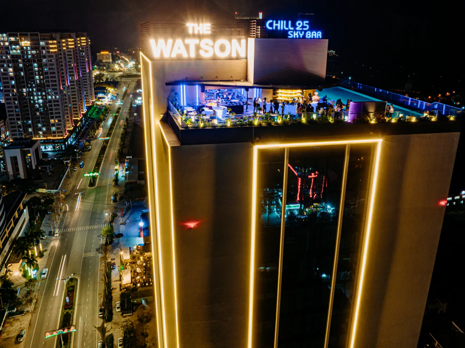 Khách sạn The Watson Premium Halong lung linh về đêm bên vịnh Hạ Long