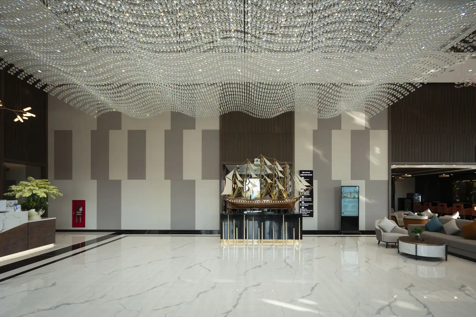 Sảnh lễ tân và Breeze Lobby Lounge Bar Wyndham Garden Legend Halong