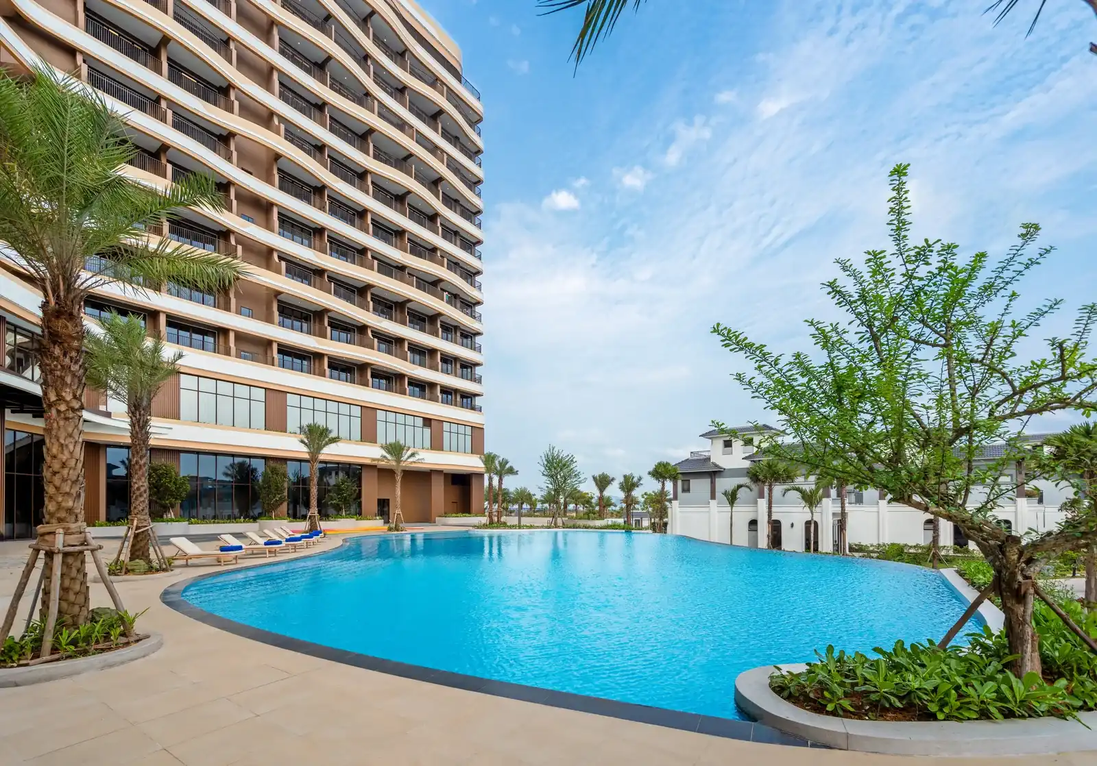 Hồ bơi vô cực khách sạn Wyndham Garden Sonasea Vân Đồn