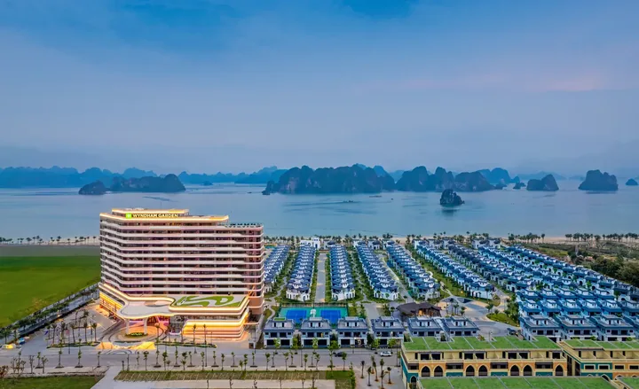 Toàn cảnh Wyndham Garden Sonasea Vân Đồn bên vịnh Bái Tử Long
